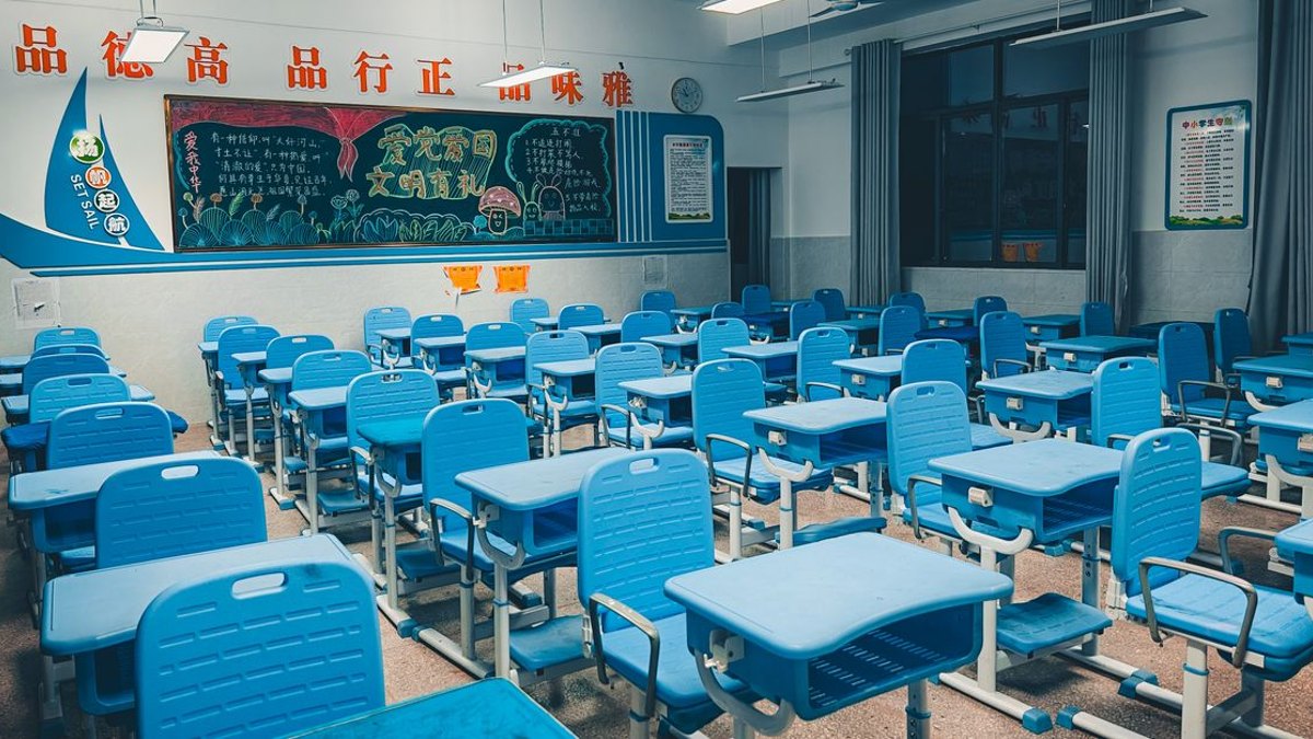 학원 정기청소 결과를 어떻게 점검할까? — 사진 증빙이 '보여주기'가 아닌 '기준'이 되려면 2026년 8월 기준으로 많은 청소 용역업체들이 카카오톡이나 앱을 통해 완료… · 사진: Spacious classroom with blue desks and vibrant decorated chalkboard, ready fo…